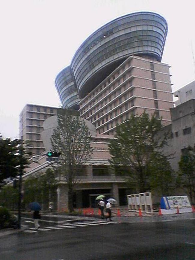 いわゆる公共の宿の一つである新大阪シティプラザが、この度大阪都心内本町の旧大阪コクサイホテル跡地に移転、名称も「シティプラザ大阪」と改め来る７月７日にオープンする。公共の宿とはいえ最新の設備を備えシティホテル並みの内容を誇る。コンセプトは「五感Ｒｅｌａｘ」ということで最上階にはスパ、露天風呂などを備えるという。その奇抜な外観も話題を呼んでおり開業を待ち切れず現地に出かけてみた。<br />主な施設は客室２０２室、最上階はプラザフロアと称し調度類などがハイグレードなものになっている。チャペル、宴会場など婚礼対応は万全。レストランは１階に和洋レストラン、カフェ。１３階にスカイラウンジ、１４階に居酒屋というラインナップ。いろいろな意味でオープンが待ち遠しい！
