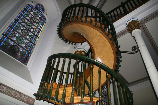 サンタフェ（Santa Fe）のミステリーのひとつ。ゴシック様式のロレット・チャペル（Loretto Chapel）の中に螺旋階段があります。｢奇跡の階段｣とも言われています「３６０度の螺旋階段」の不思議。教会は１８７３年から５年の歳月をかけて作られました。教会のうしろ側、２階には聖歌隊席が設置されましたが、階段を作るのを忘れました。多くの大工は勾配が急で狭い面積に階段は無理であると返答しました。ハシゴでは昇り降りが不便です。修道女達は祈りを捧げ、９日目に通りがかりの大工が、のこぎり、T定規、ハンマーだけで螺旋階段を作成しました。完成までに半年から８ヶ月と言われています。制作費用を払おうとしたマザー・マグデリーナは彼を探しましたが姿は見つかりませんでした！そんな“いわれのある螺旋階段”ミステリー写真をご覧下さい。