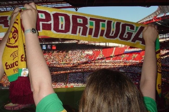 　２００４年６月に、ポルトガルでサッカーの欧州選手権がありました。カミさんを口説いてサッカー観戦を口実にポルトガルに行きました｡<br />　ポルトガルは５回目の訪問になりますが、今回は初めての独り旅でした。<br />　サッカー観戦のチケットは事前にインター・ネットでリスボンの２試合を確保し、ポルトガルとロシアのゲームは、ネット仲間のＮ氏のご好意で、一緒に観戦できました。<br />　サッカー観戦のほかは、アレンテージョ地方の城郭都市などをまわってきました。<br />