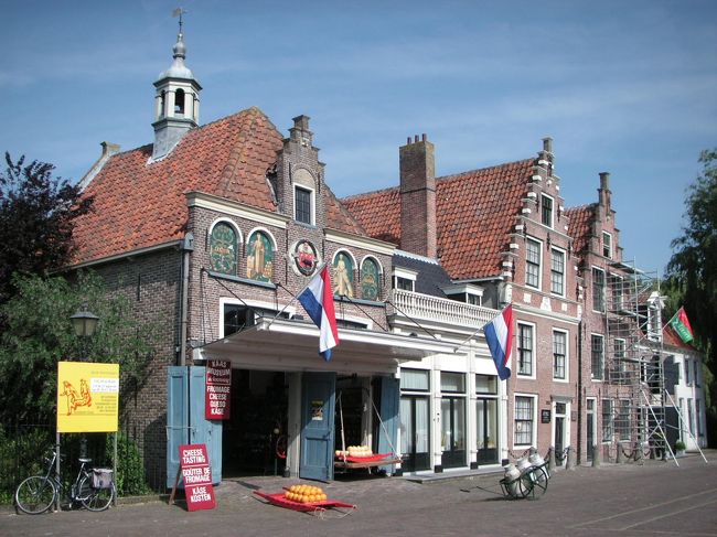 ヨーロッパの田舎を見よう、というのが今回の旅行の目的でもある。<br />この日はバスとフェリーに乗ってアムステルダム近郊の小さな街を巡りました。<br />まずはチーズで有名なエダムヘ。<br />
