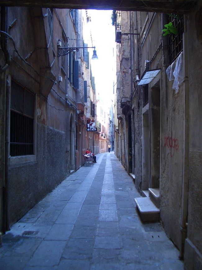 イタリア南下旅行。<br /><br />どの都市もそれぞれカラーがありました。<br /><br />ミラノはお洒落な街。オープンテラスでじーっと道行く人を見ているだけでファッション雑誌を見ているよう。とにかく、ファッショナブル。<br /><br />ヴェネチアはまるで絵本の中にいるかのような気分にさせてくれる。街全体が本当に素敵。水の都。<br /><br />フィレンツェは街並みが本当に美しい。ミケランジェロの丘から見える古都フィレンツェは何時間でも見ていられるほど。<br /><br />ローマは世界史の教科書を覗いている感じ。歴史を直に感じられた。ここで食べた窯焼きピッツアは最高でした♪
