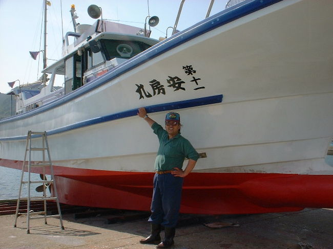 イサキシーズン到来<br />イサキのおなかを見て見て<br />プックリ腹誰かさんみたいだって?(@◇@;) ウ・・・ヤバ<br />イサキの旬です<br />釣師の旬です美味そうなイサキを見てニヤリ<br />魚の表情釣師の表情どこか似てるものが・・・<br />詳細はHPhttp://www.awamaru.net<br />
