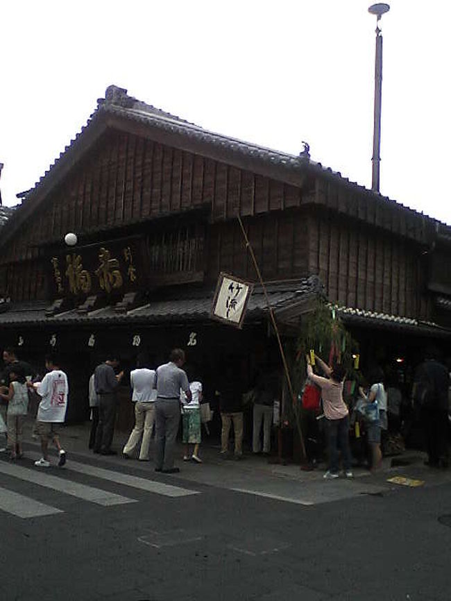 地元民ですがおかげ横丁はなんど行っても楽しいです。<br />今日は新潟から来た友達のお土産探しとついたちもちを手に入れるためにおかげ横丁へ行きました。<br />天気は曇りでしたがしっかり日焼けしてしまったです。（；；）<br />赤福のついたちもちは今月は竹ようかんでした。