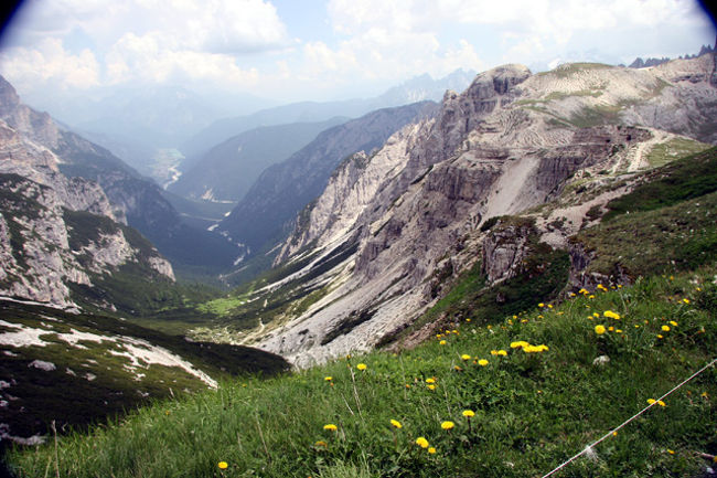 最近WEB上で素晴らしい山岳/山村風景を見て、脳裡から離れなかった!スイスアルプスでもなければネパールのヒマラヤでもない。カナディアンロッキーでもない。今年の初めに旅したチリのパイネ岩峰群に似てはいるが、そこでもない・・岩峰群を背景に緑豊かな丘にお花が咲き乱れた美しい山村風景は・・実は、北イタリアのドロミテ山塊であった!まだまだこの世の中には美しい処があるものだ。期待に心を弾ませて行ってきました。期待どうりの素晴らしい処であった。今回もまた新しい感動があった。やはり旅は楽しい・・!<br /><br /><br /><br />詳細は<br />http://yoshiokan.5.pro.tok2.com/<br />旅いつまでも・・★画像で見る旅行記<br /><br />をご覧下さい。<br />