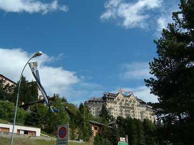 写真：「水と空気の町・サンモリッツ」2005/07/24撮影（スイス、サンモリッツ）<br /><br />　氷河急行のサンモリッツ St. Moritz 到着時刻が夕方なので、駅近くのホテル　ベラバル Bellaval に泊まりました。<br />駅の地下道をくぐり抜けて、湖のすぐ側のホテルです。湖沿いの道路に面しているため、レストランがメインの宿でした。<br />この街はイタリア文化圏のようで、ホテルスタッフはフロントスタッフの一部のみ英語を話していました。<br />　翌朝午前中、街の中を散策。朝のサンモリッツの空気は、今までに味わったことがないほど美味しかったです。<br />後から聞けば、この時、マラソンランナーの野口みずきさんが、この街でトレーニング中だったとか。なるほどうなづけます。<br />午後になると風が出てきて空気が一気に乾燥するので、深呼吸は朝のうちにしておきましょう。<br /><br />　エンガディンの風景画家・セガンティーニの美術館へ足を延ばしました。タクシーで 20CHF くらい。<br />受付では、鑑賞の助けにと日本語の作品ガイドブックを貸してくれました。<br />作品数は多くないので時間はかかりませんが、やはり運命3部作「生」「自然」「死」はゆっくり味わいたいところ。<br />　美術館から湖を見下ろしながら駅までゆっくり歩いて30分くらい。<br />ここサンモリッツの街は、湖に沿って環状に道が作られているのですが、階段などの小道を使えば湖まで真っ直ぐ降りられるようです。<br />途中、高級ブティックが建ち並ぶドルフ地区を通ります。日曜日でお店は閉まっているのですが、ホテル前の広場ではサロンコンサートが楽しむことができ、たくさんの人で賑わっていました。<br />駅でアルペンホルンを聞かせてくれる人、湖でサイクリングや散策を楽しむ家族。<br />様々な人々の様々な休日の楽しみ方に触れながら、サンモリッツの街を後にし、今回のスイス旅行最後の宿泊地チューリヒへ向かいます。<br /><br />HOTEL DATA 2005<br />ベラバル Bellaval（サンモリッツ St. Moritz）<br />テレビ：あり<br />冷蔵庫（ミニバー）：なし<br />電話：あり<br />目覚し時計：なし<br />湯沸しポット：なし<br />ネット接続：モジュラージャック<br />その他：エレベーターなし。室内設備は劣るが、天井高く落ち着ける。夕食は併設のレストランで、22時まで可。朝食は、駅の氷河急行を眺めながら、2階の宿泊者用ホールにて。