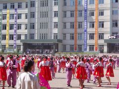 延吉　来賓を迎え　小学生が踊ります。