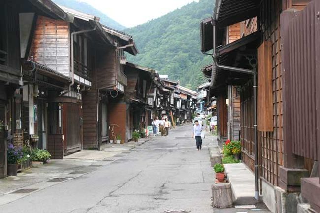 ■奈良井宿<br />難所の鳥井峠を越えると“奈良井宿”です。<br />木曽１１宿中最も賑わった宿場町だったそうです。<br />国の重要伝統的建造物群保存地区に選定されている町並みが残っています。<br /><br />・塩尻市役所のHP<br />http://www.city.shiojiri.nagano.jp/toppage.asp<br /><br />・塩尻市役所のHPの奈良井宿のページ<br />http://www.city.shiojiri.nagano.jp/index.asp?KUBUNNO=185<br /><br />・奈良井宿観光協会のHP<br />http://www.naraijyuku.com/<br /><br /><br />■寝覚の床<br />中山道・木曽路に「木曽八景」として数えられる景勝地です。<br /><br />・上松町観光協会のHP<br />http://www.avis.ne.jp/~hinoki/index.html<br /><br />・上松町観光協会のHPの寝覚の床のページ<br />http://www.avis.ne.jp/~hinoki/page3_1_1_1.html<br /><br />■コース<br />自宅〜R139・西富士道路など〜富士宮〜R139・358〜甲府南IC〜中央自動車道・長野自動車道〜塩尻IC〜R19など〜奈良井宿〜R19など〜寝覚の床〜R19〜多治見〜R155など〜豊田〜R153・248〜岡崎〜R1〜豊橋〜R1など〜湖西〜R301〜新居〜R1など〜浜松IC〜東名高速道路〜焼津IC〜R1・149・150など〜自宅<br /><br />7時頃から23時頃まで約570?の強行日帰りドライブでした。 