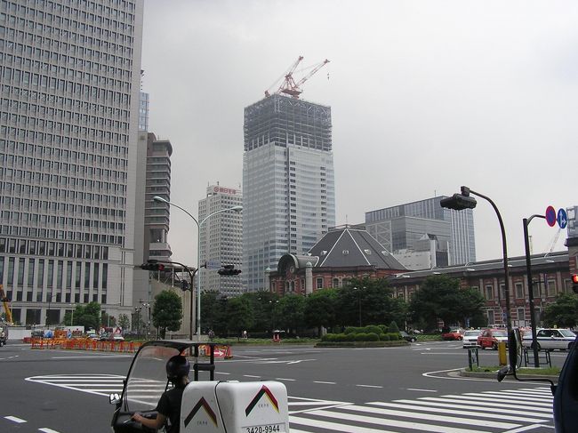 ７月７日、所用のついでに東京駅〜丸の内仲通を散策し、写真撮影を行った。　東京駅周辺は相変わらずビルラッシュで工事現場があっちこっちと見られた。丸の内側のビル建設もほぼ終りそうであるが、八重洲側のビル建設が大丸の改装等を含めて三ヶ所でなされていた。<br />丸の内の仲通はビル建設は無く木々の緑が美しくて整然としており、さらにＯＬ，ビジネスマンの往来が多く活気に溢れていた。<br /><br /><br />＊写真は丸の内ビル前〜東京駅及び建設中のビル工事を望む