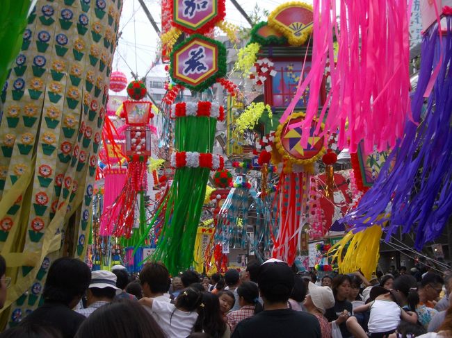 この日は、土日を利用して、友人と谷川岳に行く予定にしていたが、天候があまり良くないみたいで前日に中止を決定。そこで妻が、新聞（神奈川版）を見ながら平塚の七夕を見てみたいと言っていたのを思い出し、急遽、平塚の七夕見物に行った。七夕まつりと言えば、“杜の都仙台”というイメージがあり、平塚なんて全国的に有名でもないし、どうせたいしたことないだろうと思っていたが、行くことに決めてから私も新聞の記事を見てみると、なんと4日間で260万人の人出予想。渋滞に巻き込まれないように、茅ヶ崎まで車で行き、そこから電車で行くことにした。平塚駅を降りると人でビッシリ。ＪＲも臨時改札を設けて対応していた。<br />