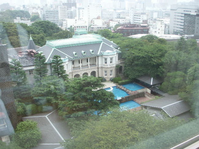 ２００６年６月２４日（土）今回は高輪プリンスホテルさくらタワーにお泊りです。長野県から自家用車で品川まで３時間プラスで無事ホテルに到着しました。早速の（午後３時）チェックインです前回はウエルカムドリンクサービスを頂戴しながらのチェックインでしたが今回は、ドリンク券を渡され早々に部屋まで案内されました。リクエストとおりの貴賓館&amp;タワービューで高層階の部屋でした。リニューアルされたとの事でズボンプレッサーとコーヒーメーカが各部屋に設置され<br />また、前回寝ていて寒く感じたブランケットが羽毛布団に変更され･･･そして、東京プリンスパークタワーのようにクッションとボルスタークッションが用意されています。これは　ちっと邪魔だったけど(=^^=) ニョホホホ！！部屋の大きさはプリンスホテルの中でもピッカ１の面積：46.07m2　　ベットサイズは2,110 × 2,200 × 450 (縦×幅×高さmm)縦より横のほうが広いよねぇ〜隣の人が遠くに感じます。高さもパークタワーより低くて　ぼくには、丁度よかった（意味深！）またブロアバス・シャワーブース等はパークタワーにも設備されていますが、トイレがユニットで無い点は他のプリンスホテルよりワンランク上です。ただ、テレビがブラウン管だったり冷蔵庫に冷凍室が無かったりと少し古めかしいです。まっ古風といえば聞こえは良いですか？食事に関しては｢さくらタワー｣はレストランには力が入って無いと言うかルームサービスを売りにしているのか、七軒茶屋ぐらいしかなく、ぼくは品川駅のウイングやアトレ・エキナカで調達して部屋でいただきました。今回は朝食をルームサービスで頂戴しましたが、フムー♪････赤坂プリンスの方が豪華でした･･･チェックアウトの時にウエルカムドリンクを頂戴しました。コーラですが（暑かったので）美味しかったですよ。さぁて・・次はどこにしょう？？<br />