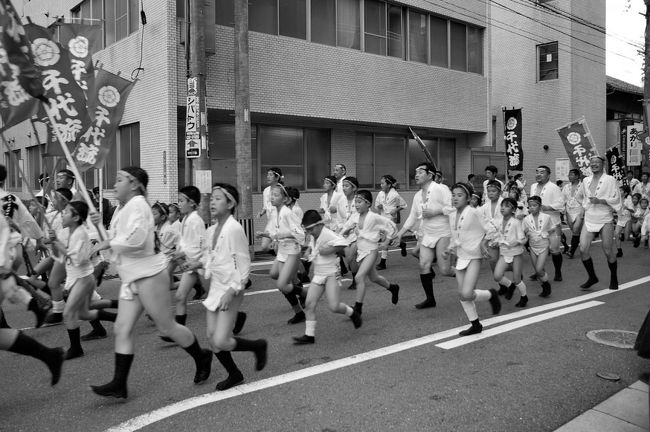 ♪祝いめでたの　若松さまよ　若松さまよ<br />♪枝も栄ゆりゃ　葉も繁る<br /><br />てなわけで7月10日の夕方はいよいよ「流れがき」から「かき山笠」が動き出します。<br /><br />博多の街は「オイッサ」「オイッサ」の掛け声で包まれるとです。<br /><br />今回はがらの悪さ・・でなくて勇壮さで有名な千代流れの紹介です。