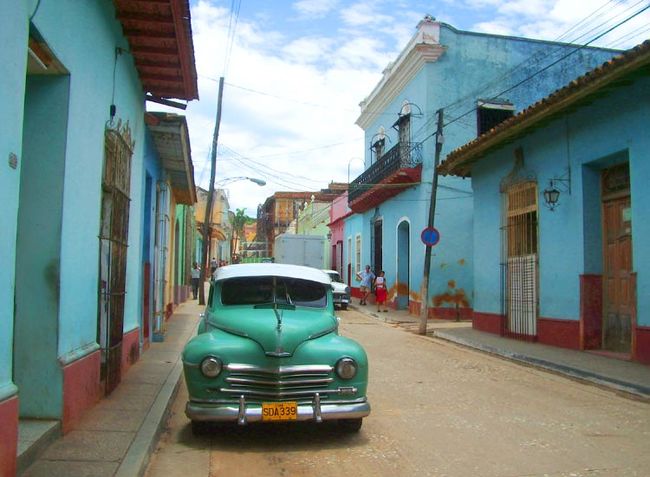 トリニダーは、フォトジェニックな街並みが魅力のキューバの古都。<br />一応観光地なので、教会の周りには土産物屋があるけど、それ以外はほとんど何もない住宅街の様な街だ。<br />「様な」というか、実際住宅街なのだけど。<br /><br />それでもトリニダートの古い町並みは魅力的で、<br />こういっちゃなんだけど、タダでさえ古くてボロいキューバの中でも、古都だけあって独特の雰囲気、タイムスリップ感は抜群です。<br />「フォトジェニィ～ック」などと写真を撮りまくっていたような気がする。<br />デジカメのデータをチェックしてみると思った程でもない。<br /><br />今思い返すと、このころは手持ちの現金に余裕がなくって、<br />かなり切りつめていたのを思い出す。<br />クレジットカードは使えないし、ATMもないし。