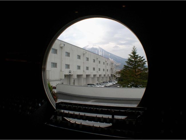 11月2日(水・祝前)1泊で、ハーベストクラブ山中湖マウント富士に行ってきました。<br />紅葉が見頃を迎えつつある、富士吉田の「ふじやまビール」さんで、無料送迎がある事を知って、利用させてもらいました。<br />この日の目的、「心静かに紅葉を観る会」もとても空いていて、ゆっくりと見頃を迎えつつある、ライトアップされた紅葉を見ることが出来ました。<br />帰りも、レストランの車で送ってもらい、ホテルに帰ってからは、露天風呂に入ったり、自宅から持ってきたカルタやパズルで、秋の夜長を楽しみました。<br />翌日は、早くにチェックアウトをして、富士急ハイランドに向かいました。<br />富士急ハイランドまでは、ホテルから高速を使うとすぐなので、開園間もない時間に入ることが出来て、人気のトーマスランドのアトラクションを、余り待つ事も無く楽しむことが出来ました。<br />昼食も、遊園地の中で頂いて、午後には併設されているFUJIYAMA MUSEUMを見学して、三島の自宅に帰りました。<br /><br />