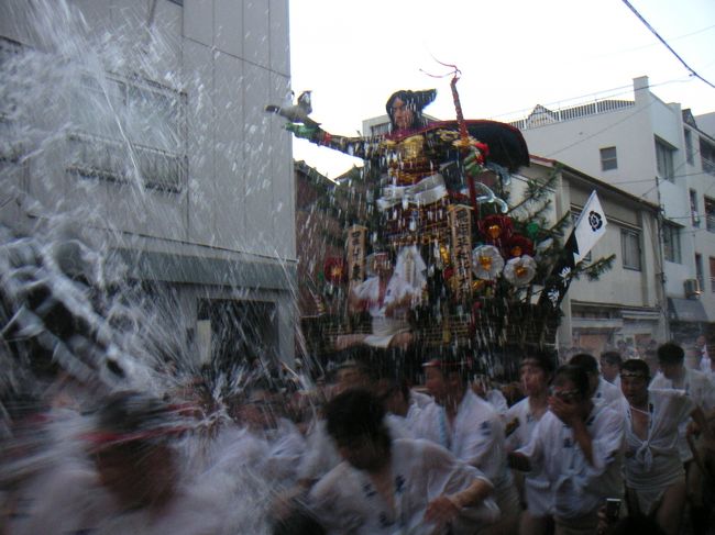 ついに「その日」がやってきた。<br /><br />博多祇園山笠のクライマックス−追い山<br /><br />今年は自然に参集した８人の仲間達に追い山の素晴らしさを体感してもらうという大役を仰せつかっての山笠見学となった。<br /><br />もちろん、山笠は７００年以上の伝統がある厳粛な神事である。その神事に様々な形で参加することが最大の感動をもたらすことは言うまでもない。でも諸々の理由から参加できなくても、観るだけでその感動の一端をうかがい知ることが出来る。それが「博多祇園山笠」だ。そのクライマックスが「追い山」なのだ。<br /><br />この日、みんなで凛々しい男たちの姿にしばし酔いしれた。<br />