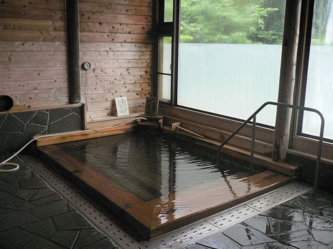 福島県福島市にある土湯温泉には、通称「こけし湯」と呼ばれる温泉入浴施設があります。<br />正式名称は「サンスカイつちゆ」と言って、本来は会議、研修などが使用目的になっておりますが、温泉については一般開放しているんです。<br />ですから、例えばスーパー銭湯などのような外来入浴を主目的とした施設とは違うんですよ。「建物が大きいのにお風呂が小さくてがっかり。」と言う声を聞いたことがありますが、それがそもそも勘違いなんですね。<br /><br />入り口で靴を脱ぎ、スリッパに履き替えます。自動発券機で入浴券を購入したらすぐ隣の受付に渡し、いざお風呂場へ。<br />いや、その前に、中には石鹸やシャンプーの類は置かれていませんので、忘れた方は受付で購入してください。<br />入り口には大きな暖簾がかけてあり、ここまでの事務的な造りから温泉ムードに変わります。<br />そこでスリッパを脱ぐとそこから先は板張りの廊下。無料のロッカーがありますので、貴重品はここにしまうのが無難です。（１００円硬貨は使用しますが、開けると硬貨が戻る仕様。）<br />風呂場の入り口は手前が男性、奥が女性用になっており、その間にはトイレもあります。<br /><br />脱衣所には棚の他に脱衣かごが並べてあります。<br />中に入ると洗い場は５つ。浴槽は檜木造りで全体的にはそれほど大きな浴室ではありません。<br />浴槽も1800×2500位とさほど大きいわけではないので、大人が５人も入ればほぼ一杯になってしまうのはちょっと残念。それでも混雑時は８〜９人まで入ることもあるんですよ。まぁ私ならとても入れませんが。<br />お湯の温度は約６０度高温です。なので水道水を入れないと普通は入れません。<br />土湯温泉の源泉の温度は実に１５０度！５箇所をまとめた混合泉にさらに天然の水を加水してから各所に送られているんです。<br />白骨温泉の報道があってからというもの、加水についても微妙に敏感な方が見られるようになりましたが、ここのような事情も知るべきですよね。加水しないと入れないという事実を。<br /><br />お湯の感じですが、無色透明。それに若干ですが温泉らしい臭いがするのが分ります。<br />入るときの目安になるように温度計が設置されていますが、だいたい皆さん４０度くらいで入られているようです。加水用のホースが常にお湯の出口に置かれているので、もし熱い場合は専用の蛇口をひねればＯＫ。<br />お風呂から上がって脱衣所に戻ると、普通の洗面所が１箇所。鏡も付いています。その上を見ると扇風機が回っています。<br />洗面所には「ドライヤーが必要な場合は受付に申し出てください」との表示が。洗面所の反対側には小さなベンチもあるので、上がったら扇風機の風を受けながら休憩するのもいいですね。<br /><br />この「こけし湯」、使用料が２５０円と安く、また観光地からも近いこともあって休日は利用する人が多く見られます。時間帯によってはイモ洗い状態になることもしばしばです。<br /><br />実はこの施設、他にいい点があるんですよ。ほとんどの方は知らないか興味がないかで利用していない様子ですが。<br />それは、畳の大広間が無料で使えるということ。これはいいですよ。しかも食料の持ち込みもできるんです。ま、残念ながらお酒類は禁止ですけどね。公共の研修施設ですからご理解ください。<br />私は行けば必ずこの大広間を利用しますが、入れないほど混む様子は見たことがありません。お風呂が混んでいても大広間はガラガラだったということがよくあります。<br />座敷用の長いテーブルがたくさん並べてあり、空いた場所を確保します。最近になって座布団が撤去されてしまったのが少々残念ですが、それでも常連さんは横になって休んだり、持ち込んだお弁当を食べたりと自由に過ごしています。<br />ここを利用すれば、一旦上がって休憩し、あとでまた入ることもできるんです。ですからのんびり入られる場合はぜひ利用したいところです。（厳密には２時間までとの表示はありますが、特にチェックされるわけでもないので大丈夫です。）<br />これが２５０円で利用できるんですから、考えてみたら破格の料金ですね。<br /><br />◆利用時間　：８時〜２０時（受付は１９時３０分まで）<br />◆利用料金　：２５０円（１２歳未満は１２０円）<br />◆休館日　　：年末年始　他は不定休<br />◆駐車場　　：あり（結構広いです）<br />◆備品等　　：なし<br />◆所在地　　：福島市土湯温泉町字赤坂7-6<br />　　　　　　　※福島西ＩＣから国道１１５号線を土湯方面へ向かい、およそ２０分。<br />　　　　　　　　坂を上り、ローソンの次の信号を過ぎたらすぐ看板が見えるので左折する。<br />　　　　　　　　トンネルまで行ったら行き過ぎですよ〜。（^.^）<br /><br />