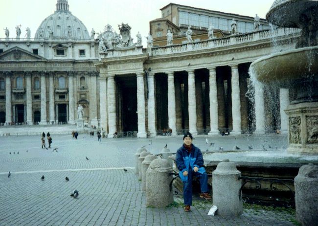 サン・ピエトロ寺院は今まで私が見た聖堂の中で別格の存在感をもって迫ってきた。　ミケランジェロの設計によって再建された建物自体の美しさもさることながら、彫刻、壁画・・・・とにかくすべてが筆舌に尽くしがたい雰囲気をたたえ偉大だった。<br />ナポリにも足を運んだ、とくにイタリア人は大げさで「ナポリを見てから死ね」という言葉もある、しかしそこまでもなかったがボーメロの丘からの眺めは素晴らしかった、歌に出てくるサンタルチア港とその背景の山、ゲスビオス火山は、島原眉山そして雲仙岳にそっくりだった。この火山は１９００年前の大噴火でボンベイの町を一度に埋め尽くしたいわくつきの山だ。<br />丘から帰り道、駅まで歩いているうち、に下町に出た、下町はどこの国も同じく庶民的だ、大きなエプロンをしたお母さんがソフィアローレンよろしく大手をふって坂を下っていくシーンはいかにもイタリアらしさを思わせた。<br />
