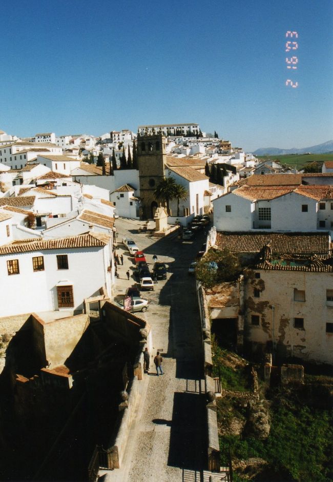 「白い街」として有名なミハス。過去スペイン観光局のポスターの撮影でも使われたそうで、小さい街ながら観光客で賑わっています。<br /><br />このあたりはイギリス人の別荘所有者や、年金生活者が多いらしい・・・。確かにここへ来るまでに「For Sale」と書かれた家をたくさん見かけました。