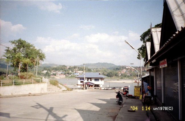 <br /><br />ラオス・ルアンパバーンから、<br />船、船、舟に乗ってたどり着いたタイ側国境の町。<br /><br />タイにしては辺境の小さな町なんだけれど、<br />ラオスより物があふれている。<br /><br />ラオスの人々の笑顔も素敵だけれど、<br />この町の人のそれは、余裕に満ちている、ように見える。<br />どちらが良いとかじゃなく両方好きだが、そう感じたのだ。<br /><br />東南アジアにおけるタイの底力を見た気がした。<br /><br />うっかりすると、長居してしまいそうになる町。<br />そんな場所を泣く泣くあとに、南へ向かう。