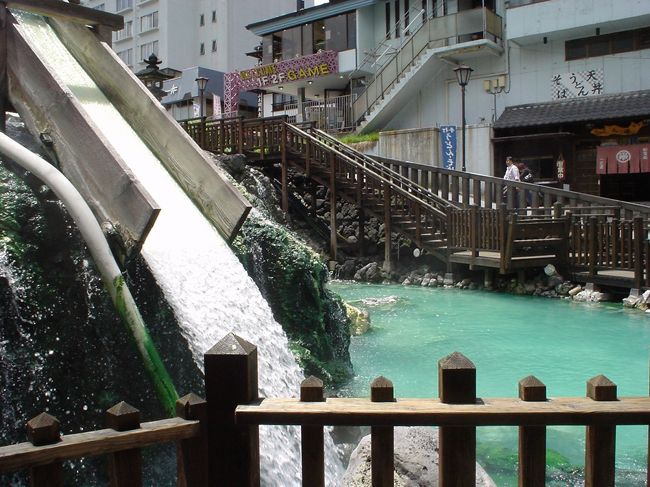 2年前に入った六合(くに)村の「応徳温泉やすらぎの湯」が忘れられず、はるばるやって来た。<br />六合村は草津町のとなり。<br /><br />今回は初めて草津町の草津温泉に先に入った。<br />スバラシイ! 感動した! さすが草津!日本イチ!<br />やっぱり温泉は硫黄温泉だ。<br />アルカリ温泉は体にやさしいが、ガン!と体に効くのは酸性の硫黄温泉である。(これ当方の単なる主観)<br />なかでも、草津で元々地元の人たちが利用していた共同浴場は、正真正銘の「源泉かけ流し」である。<br /><br />硫黄系で草津温泉が日本一なら、カムチャッカ温泉(ロシア)は世界一だ!と思う。<br />カムチャッカ温泉も火山の湯を、そのまんま引いているので効くは、効くは、、、連日の疲れも一発で吹っ飛ぶ。<br />カムチャッカ温泉⇒http://4travel.jp/travelogue/10107106<br /><br />草津の湯はそれほどでもなかったが、日本では一番。と思う。<br />(こんな比較とランキングは、自分だけの主観です。他の人はマネをしないで下さい。)