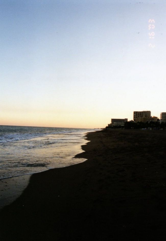 コスタ・デル・ソルではビーチが美しいトレモリーノスの街に泊まりました。夕日を見ながら散歩するのも素敵です。