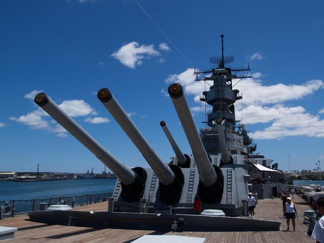 　米国民が親しみをこめてマイティー・モーと呼ぶ戦艦ミズーリ号は第二次世界大戦中に建造され、その後朝鮮戦争、湾岸戦争にも出動した。現在は退役し、真珠湾に係留されており、歴史博物館として一般に公開されている。第２次世界大戦がここ真珠湾で始まり、このミズーリ号で降伏文書調印式が行われたことを考えると複雑な気持ちになる。