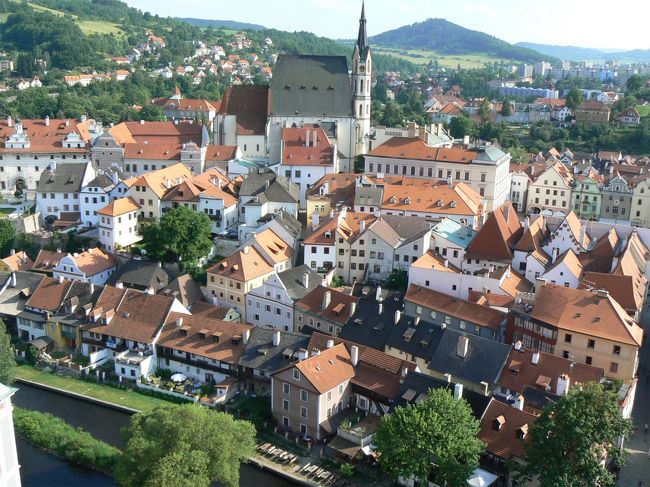 チェスキー・クルムロフ　Cesky Krumlov　<br />中世の町並みそのままの本当に美しい可愛らしい町です。<br />ユネスコの世界遺産に登録され、世界中に紹介された事で、数多くの観光客を魅了しつづける町です。<br />観光化されすぎているのでは？という不安もありました。<br />そんなことでこの町の魅力がおとろえるなどという事はありません。<br />宝石のような小さな町、チェスキー・クルムロフなのでした。<br />