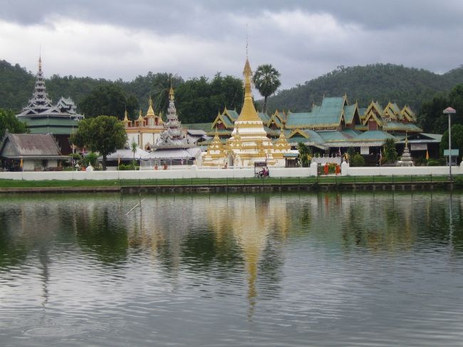 ミャンマーと国境を接している、タイ北部の町メーホーンソーンには、サムフォーク（ 3 つの雲）という別名がある。<br />多くの山に囲まれ1 年中雲に覆われている美しい町、メーホーンソーン。<br />その地名は、メーローンソーン（象を教える場所）から変化したものです。