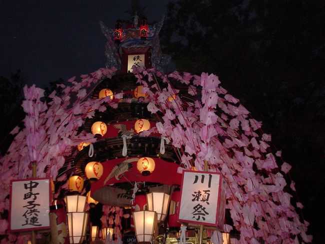 ７月１９日２０日と秩父神社のお祭り、「川瀬祭り」がありました。毎年、この時期には梅雨も明け、暑いお祭りとなりますが、今年は「雨・大雨」という天気予報の中で行われました。<br />我が家では１９日の夜、雨が上がった時、出かけてみました。