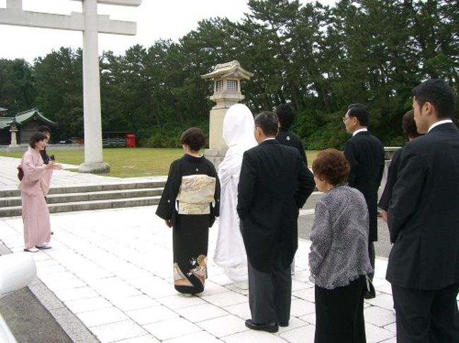 新潟に友人の結婚式に行ってきました！<br />護国神社です。<br />今まで友人の結婚式には数多く出席をしてきましたが、<br />神社での式は初めてでした☆<br /><br />日本海からすぐそばのとても大きな神社です。<br />おととしも友人の結婚式で、すぐ近くのレストランウエディングにも<br />出席したのでした。