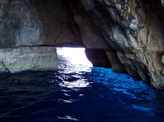 スリーマに宿を移した翌日。青の洞窟に行くことにしました。ただ青の洞窟はマルタの南端。スリーマから行くのは結構面倒です。そこで市内の旅行会社で青の洞窟行きの現地ツアーに参加することにしました。代金わずか２．５ＭＬ。たった８００円です。これで半日遊べるのなら安い安い。早速申し込みました。<br />では続きをご覧ください