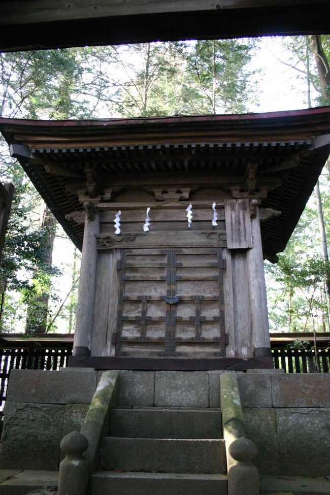 やってまいりました。笠石神社。那須国造碑。国宝です。多賀城にある多賀城碑は見たことがあったのですが、那須国造碑と多胡碑は、まだ見ていません。多胡碑は年に１回の開帳とのことだったので、とりあえず那須国造碑を見ました。彫ってある字がとてもきれいでした。