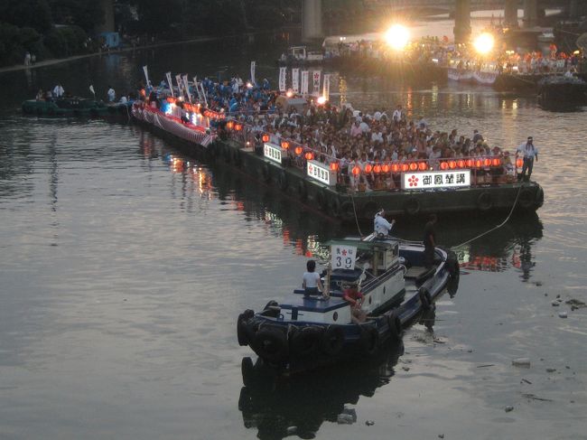 本宮(7月25日)<br />14:00-夏大祭 <br />氏地、氏子の平安を祈り、神霊移御祭で御霊を御鳳輦(ごほうれん)に移す。<br />16:00-陸渡御 <br />祭のメインイベントの一つ。船渡御の乗船場までの約4キロを約3000人が渡御する。行列は先頭が催し太鼓で、続いて猿田彦や采女(うねめ)、花傘、猩々の人形を乗せた山車、牛曳き童子などの第一陣、御羽車や神霊を移した御鳳輦のある第二陣、玉神輿と鳳神輿の第三陣によって構成される。<br />18:00-船渡御 <br />陸渡御につづいてメインイベントの一つ。船は4種類に分けれられ、御神霊をのせた御鳳輦奉安船、催太鼓船や地車囃子船など神に仕える講社の供奉船、協賛団体や市民船などの神をお迎えする奉拝船、どんどこ船や御迎人形船、落語船など祭を盛り上げるため自由に航行できる列外船がある。奉安船や供奉船が天神橋のたもとから出航して大川を遡り、反転して下る。<br />協賛団体による奉拝船は飛翔橋より下り、天神橋で反転し遡る。船同士が行き交う時には大阪締めが交換されるが御鳳輦奉安船が通過するときは沈黙するのがならわしである。他に舞台船や篝船などもあるが、渡御せずに定着して神楽等を奉納する。御神霊を乗せた御鳳輦奉安船を見下ろすことがないように、御鳳輦奉安船の通過する橋には覆いがされる。<br />渡御の渡中、御鳳輦船では水上祭が斎行される。定着している舞台船や供奉船から神楽や囃子が奉納される。この頃から花火講によって奉納花火が打ち上げられて祭は最大に盛り上がる。<br />22:00-宮入り・還御祭 <br />渡御が終わった一団が天満宮に戻り、催太鼓と共に大阪締めを行う。獅子舞が四方清めと本殿へ走りこみ、その後還御祭が本殿で斎行されて祭りは終わる。
