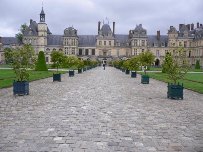 ’０６年５月にパリ近郊の宮殿フォンテンブローを訪問。<br /><br />ここは、中世のカペー王朝からナポレオン３世までのフランス歴代王権の歴史が凝縮されています。<br /><br />今回は、パリに住むフランス人の友人と車ででかけました。<br /><br /><br />その他の国々の写真等をご覧になりたい方は以下のページへ<br />http://www.ne.jp/asahi/hirootani/hp/