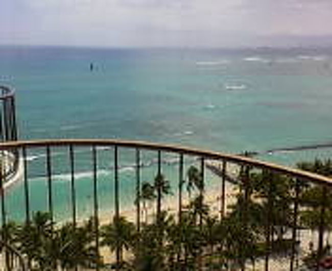 現地視察・海外ウェデング関係の研修があり、ハワイへ行ってきました！本当に久しぶりの『ハワイ』は変わっている所もあり、<br />変わってない所もありでしたが・・・・。<br /><br />変わってないものの代表といえば、何とっても・・・・・<br /><br />ホテルからの海の景色！<br /><br />『あー癒される！』<br /><br />確かに今のハワイ（ホノルル）は大体日本語も日本円も通じるし、食べ物だって日本食が豊富。<br /><br />お客様の中では『こなだハワイに行って日本みたいであまり面白くなかった』と言ったお客さまに自分が言った事。<br /><br />『ハワイはどちらへ行かれましたか？』と<br /><br />お客様が『ハワイはハワイよワイキキじゃない？』と<br /><br />確かにハワイといえば『ワイキキ』ですが、<br /><br />そこだけじゃありません！<br /><br />ワイキキのあるオアフ島は確かに日本で言う『東京』だと<br /><br /><br />言われるくらい日本での生活に支障は無いかもしれません。<br /><br />しかしそれだけが『ハワイでしょうか？』