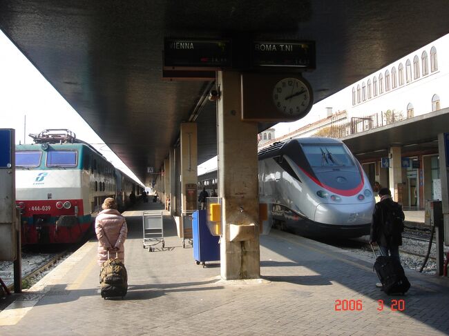 ベネチアＳＬ駅から、アレグロトレインでウィーンまで向かいました。左側の車両ですが見ためはなんか古そうでした・・・<br /><br />欧州鉄道の旅<br />ロンドンーパリーニースーミラノーべネチアーウィーンーミュンヘンーアムステルダムーパリーロンドン。