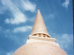 タ イ 国 最 大 仏 塔　　～ ナコーン・パトム ～