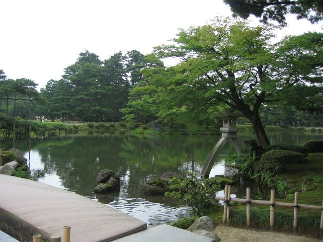 仕事の合間にふらりと兼六園に来ました。平日ということもあって観光客は少なかったです。いい日本流の風情はかもし出してるけど、冬の風物詩も見に来たいなぁ。