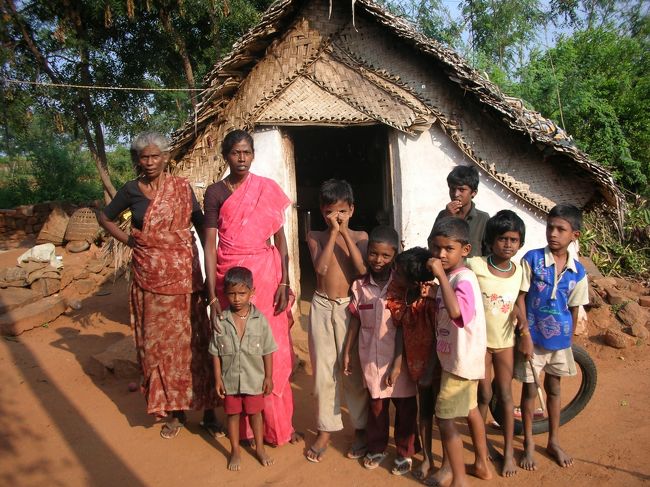 南インドのタミル・ナドゥ州を12月に旅しました。車に乗ってガタガタ道をゆく間、窓の外に広がるのは、年に三回お米が穫れるというのどかで豊かな田園風景。面白かったのは、夏の青々とした田んぼの隣に秋の黄金色の田んぼがあって、今まさに刈り入れの真っ最中…かと思えばその隣では早くも田植えが始まっている…という具合に、冬以外の季節が全部いっぺんにあるように見えるところ。昼はトンボが飛びかい、夜はカエルと虫の音が大合唱。太陽は降り注ぎ、雨期が明けたばかりの河や湖は満々と水をたたえ、大地は生命に満ちあふれていました。<br /> そんな中で色とりどりのサリーを身にまとった女性たちが農作業をしている風景が、とても印象的でした。衣装が美しいのでつらい労働をしているようには見えません。朝はランチボックスを頭の上に載せて出かけてゆき、昼は大きな木の下で車座になってお昼を食べています。別の大きな木の下では牛がのんびり草をはんでいたりします。クリスマス休暇で学校が休みなので、子供たちも手伝っています。夕方には母子が手をつないで家路につくのです。<br /> そんな人々の姿を写真に撮りたくて、でもぶしつけにカメラを向けることはできなくて、こっそり遠くから隠し撮りしたり、眺めるだけにしていたのが旅の前半でした。ところが旅の後半になって突如判明したのは、ここの皆さんは写真に写るのが大好きだということ。「写真撮っていいですか?」とお願いしたら喜んで撮らせてくれますし、「撮って撮って」とカメラの前にどんどん集まって来ます。そういうことならば遠慮なく!というわけで、人の写真ばかりたくさん撮った旅になりました。