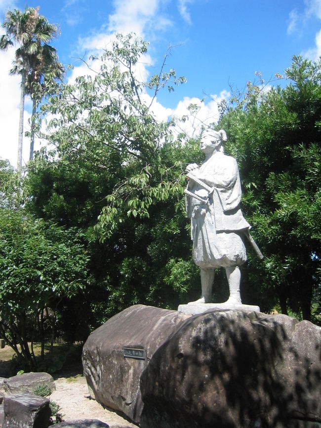 島原の乱は江戸時代初期に起こった日本の歴史上最も大規模な一揆による反乱。島原・天草一揆ともいう。 寛永14年10月25日(1637年12月11日)勃発〜寛永15年2月28日(1638年4月12日)終結。弱冠15歳の天草四郎は一揆軍の総大将として原城に88日間篭った。一揆軍では婦女子を含めて27000人が死亡。天草・島原の乱の唯一の生き残りは籠城中に幕府軍と内通していた山田右衛門作ただ一人といわれている。