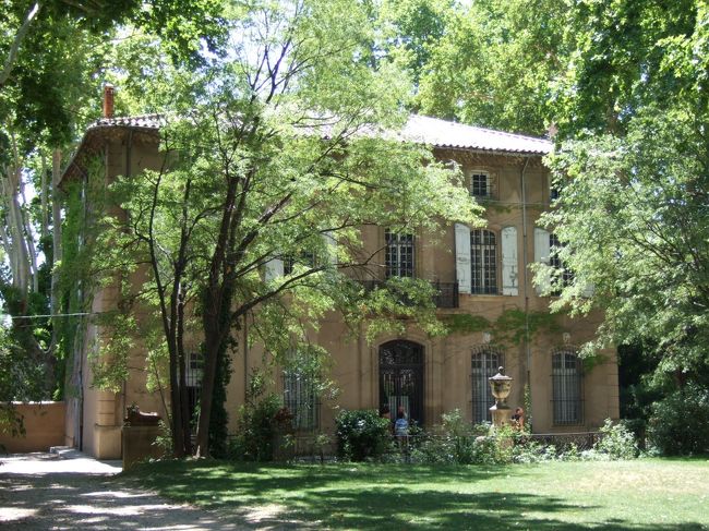【旅行6日目】<br />セザンヌ家の別荘、ジャ・ド・ブッファンを訪問。<br />セザンヌ家が1859年から1899年まで所有していたこの建物は、その後個人の所有となり長く非公開となっていました。数年前に領地における農作物の権利を残して、この建物をエクス市が購入したことにより、今回の「セザンヌ2006」のイベントとして一般公開が始まりました。<br />ジャ・ド・ブッファンへはロトンドのバス停から6番のバスに乗ってcorcyで下車。<br />バス停から道を隔てた反対側にちょうど位置します。中に入って屋敷までの広さに驚きましたが、実は内部にも庭が・・・。存分に自然を満喫できる領内なので、絵の勉強には最適ですね。ここが公開されたことにより、セザンヌが描いた作品の原風景が広く確認できるようになり、セザンヌ研究上も大きな進歩になったと思います。<br />順序としては先にここに来て、「セザンヌ展」を見るべきだったなあと思うくらい自然の恵みがいっぱいでそれだけで大変満足してしまいました。<br />今回のイベント終了後もぜひ一般公開を継続してもらいたいものです。<br /><br />マザラン地区のグラネ美術館周辺は、映画「愛のめぐりあい」で重要な舞台となった場所。<br />カトル・ドーファン広場、ホテル・カーディナル、サン・ジャン・ド・マルト教会を映画の思い出をたどりながら散策しました。<br />夕食後、映画で見たのと同じく金色に輝く街並みを見たとき、この街に来て良かったとつくづく思いました。<br />夕食はLa Brocherieにまた通ってしまいました。前菜のSoupe au Pistouがとにかく美味しかった。