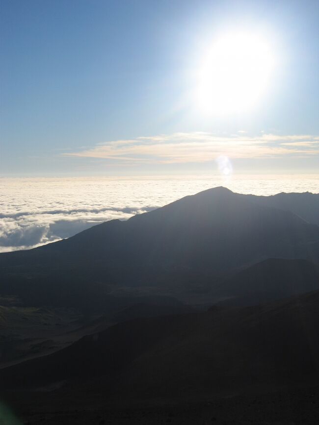  プアラニアドベンチャーズ主催の ( Haleakala Summit Star and Sunrise Trek ）に参加しました。以下はＨＰから引用します。<br />  <br />ベストコンディションでのスターゲイジング、ベストスポットでの荘厳な朝焼け＆日の出観賞、そして貴重な体験のショートトレッキングを組み合わせた、プアラニアドヴェンチャーズならではのオリジナル企画<br />●山頂ベストスポットでの本格的なスターゲイジング（スーパーレーザーポインターを使用しての詳細な天体観賞） <br />●日の出の前のショートトレッキング(聖地ホワイトヒルへのパカオアオトレイルを登る、このツアーだけの限定版） <br />●建物が一切無く、人垣もできない、パノラマのベストスポットでの朝焼け＆日の出観賞（全方向で繰り広げられる宇宙と大自然のドラマ） <br />●日の出の後のショートトレッキング（火山活動の跡も残るクレーター内を歩くスライディングサンズトレイル、) <br />●仕上げは特選ローカルレストランのプアラニ予約席で、オリジナルメニューから美味しいご朝食を！ <br />などなど、全てを組み合わせた新しいタイプのハレアカラ山頂サンライズアドヴェンチャー。ひとつのハレアカラ山ツアーでこれだけ盛り沢山の体験を一度に連続して楽しめる密度の濃い企画は他には一切ありません。ハレアカラ国立公園から、サンライズ時のハイキングライセンスを取得している唯一の会社、プアラニアドヴェンチャーズならではのオリジナルプログラム。 <br /><br />日本語ガイドが常時各フィールドまで参加者をご案内する少人数制で、山頂用の防寒ジャケットや、懐中電灯、スターゲイジングと朝焼け＆日の出観賞用に高倍率のコンパクト双眼鏡も、各参加者にそれぞれ１台ずつ用意されます。天体観賞も余分な待ち時間全く無しで、有名な恒星や銀河、星団星雲など、ご自分のペースでじっくりと、クリアに見事に観られます。適度に小休止を加えながらの高山トレッキング、各スポットでの植物や火山活動や歴史に関する詳細な説明、そしてベストショットの写真撮影も多数、プロフェッショナルのハレアカラ専門ガイドが全て行います。 <br /><br />ハレアカラ山頂の晴天率が１日のうちで一番高く、大気が最もクリアな未明-早朝のベストタイム、「ハレアカラが最も美しく輝く時」とされるこの時間帯に、見事な満天の星々の天体観賞、ハワイアンの聖地で迎える荘厳な朝焼け＆サンライズ、そして貴重なクレーター内トレッキングも体験！更に下山後は特撰レストランでオリジナルメニューからの美味しいご朝食まで！他のハレアカラ山ツアーでは体験できない事だらけの、プアラニのこだわりの集大成を是非お楽しみください！