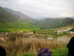 春の高原と遺跡