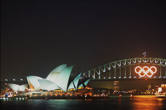 写真整理中につき、旅行記を。<br /><br />シドニーです。<br />橋に五輪のライティング、手前にオペラハウス。<br />橋を渡りましたが、橋の上を歩くツアー、次回は参加してみたいです。<br />グループを命綱でくくり、歩きます。<br />夜のツアーもあり、頂上部、旗の左の光源はツアー客だと思います。<br />高所恐怖症にはつらいか？