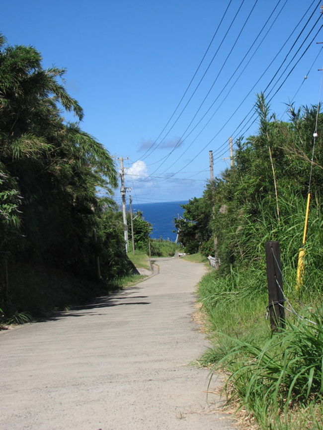 　トカラ列島は、屋久島と奄美大島というメジャーな島の間につらなるマイナーな島々。鹿児島から船で6〜13時間と、ロサンゼルス並みに遠く、鹿児島の人でも「ほとんど行かないなあ」と言う場所。ホテルやレストランや土産物屋がない、つまり観光らしい場所はほぼありません。島の人も「何もない島」と言います。<br /><br />　でも「何もない島」と言われると、逆に興味をソソられませんか？僕は頭を空っぽにしたくて、トカラ列島に出かけました。