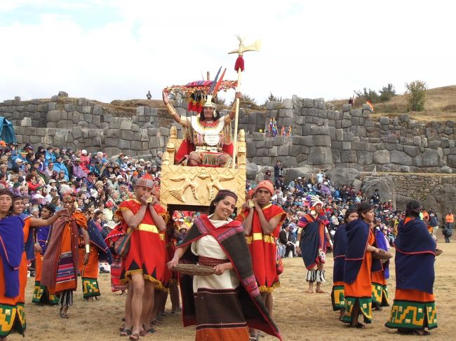 そもそもこの旅行のきっかけは「インティ・ライミ Inti Raymi を見に行こう！」というもの。聞いたときは「何それ？」って感じで、早速ググったら“南米３大祭の１つ”ではないですか！！イベント事に目のない私は飛びついちゃいました。そして…30時間位平気で騒ぎ続けるラティーノの凄さを実感することとなりました。<br /><br />（au グローバルパスポートはバリ３です）<br /><br /><br />旅行手配内容はあまり参考にはならないかもしれませんので、下記に記します。<br />・航空券 （リマ−クスコ−プエルト・マルドナード−リマ）<br />  ラン・ペルー  US$343.91<br /> （すべて込み、ラン・ペルーのHPから予約）<br />・ホテル  Hotel Plaza de Armas Cusco<br />  US$100位（一泊朝食付き、ツインの料金）<br />・インティ・ライミ ツアー Milla Turismo<br />  US$140（送迎、VIPシート席、ランチボックス付き）<br />  www.millaturismo.com<br />・聖なる谷巡りツアー Milla Turismo<br />  US$20（送迎、昼食付き）<br />  www.millaturismo.com<br />