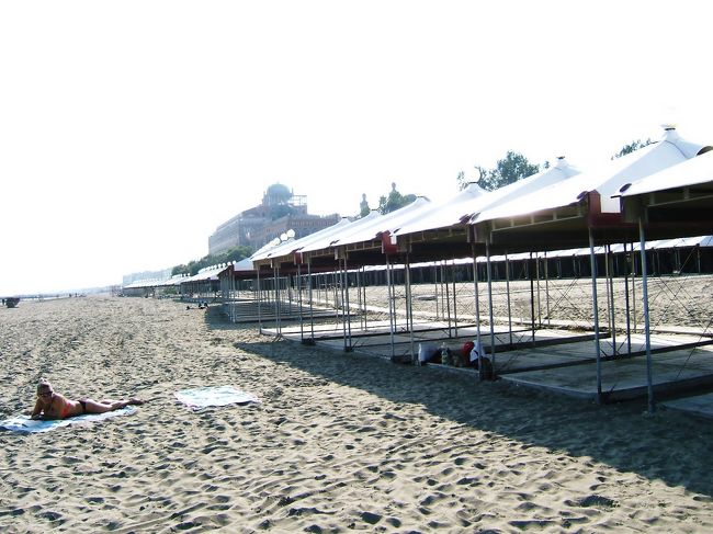 時間があったので、リド島まで訪れました。ここはベネチア映画祭の開催地で、地中海ビーチが美しい。