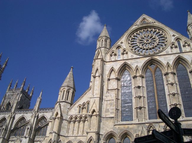 2日目:ロンドン→ヨーク→エジンバラロンドンからエジンバラに列車で向かう途中ヨーク・ミンスター(York Minster)を訪れるため途中下車York Minsterhttp://www.yorkminster.org/正式名称:ヨークの聖ペトロ首府主教座聖堂The Cathedral and Metropolitan Church of St Peter in York写真はThe Rose Window外から見たところ薔薇戦争白バラのヨーク家と赤バラのランカスター家の連合を象徴毎日お暇にしている頃超格安航空券:クアラルンプール経由でイギリス周遊&パリに行って来ました。カメラを壊してしまうなど、悲しい出来事があり残っている画像はわずかですが過去の記憶をもとに旅行記作成。2日目:ロンドン→ヨーク→エジンバラの旅の様子です。エジンバラhttp://www.edinburgh.org/3000年前から人が住み、やがてここに城が造られ1707年にイングランドに併合されるまで、独立した王国として独自の歴史と文化を育んできたスコットランドの象徴エディンバラ中世の街並みが残る旧市街と18世紀後半に建設された新市街の両方が1995年、世界遺産に登録された。エジンバラ城の近くにあるスコッチ博物館、時間の都合で泣く泣く途中退散しましたが、次回はたっぷり時間をとって訪問できることを夢みて・・・。■英国列車紀行(2004)日程■ 1日目 成田発クアラルンプール経由で機内泊 2日目 ロンドン→ヨーク→エジンバラ 3日目 湖水地方 4日目 湖水地方 5日目 ストラットフォード・アポン・エイボン 6日目 コッツウォルズ 7日目 オックスフォード→ロンドン 8日目 ロンドン→カンタベリー→ドーバー海峡 9日目 ロンドン市内10日目 ユーロスターでパリへ11日目 パリ→モンサンミシェル12日目 パリ市内13日目 パリ発機内泊14日目 クアラルンプール経由で成田着