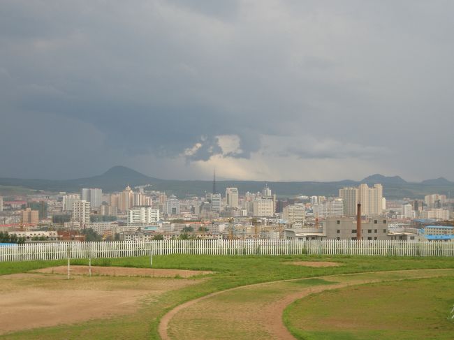 8月9日(水)、友人と延辺大学科学技術学院に出かけました。この学校は市の北東、高台にあります。<br />
