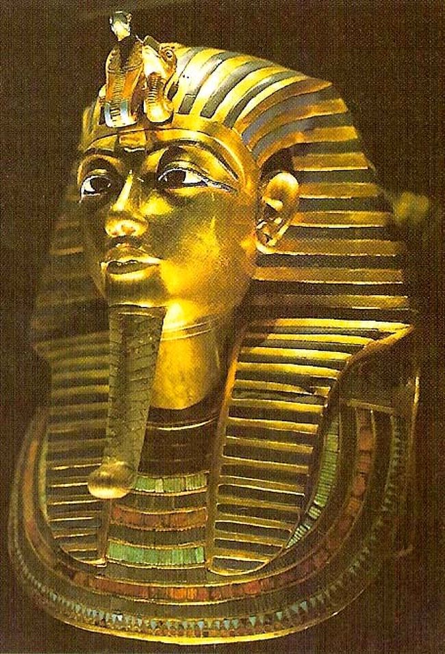 １／１５（日）　朝７時に朝食を取る。８:３０にチェック・アウトし荷物は預かって貰う。エジプト考古学博物館までタクシーを頼む。例の如く１０ＥＰだと言う。仕方ない、もう時間がないのだ、良しとしよう。<br /><br />エジプト考古学博物館前に着いたがメーター表示は１．６５ＥＰ！９時に開館なので、チケットを買う列に並ぶ。しかし、これがなかなかはかどらない。<br /><br />よく見てみると、買っている人は皆旅行社のガイドと言った人で、まとめて何十枚も買っているので時間が掛かる。先日ピラミッドを案内してくれたガイドさんにも会う。