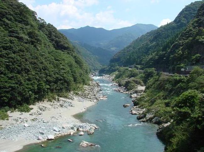 吉野川は高知県に源流を発して徳島県を西から東へと貫き県民の命の水となっています。大歩危、小歩危、は特に景勝地として知られています、四季おりおりのその景観を楽しむことができます。この次機会があれば秋や冬にも訪れて見たい所です。